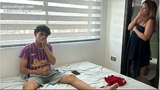 Mi inocentre hijastro ve mis bragas y le dan ganas de masturbarse con ellos.