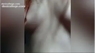 MIRA COMO LE BRINCAN LAS LINDAS TETAS MIENTRAS CABALGA ESTA PERRITA