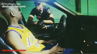 Policial feminina faz sexo dentro do carro