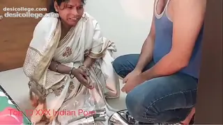 Poor bagger women fucked by owner only for Rs100 Infront of her Husband!! Viral Sex