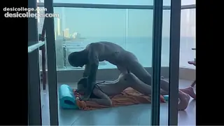 Sur un balcon &agrave; Carthagene, une jeune &eacute;tudiante se fait remplir son jolie petit cul !