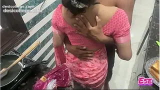 Trending Desi Bhabhi Ki Chudai Jab Wo Kitchen Mein KHANA Bana Rahi thi...