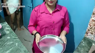 Trending Desi Indian Beautiful Bhabhi ka Kitchen Me Dever Ke Sat Gapa Gap