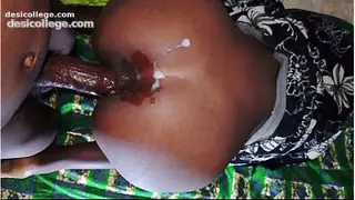 Une grande Africaine d& se fait baiser par un gros tuyau